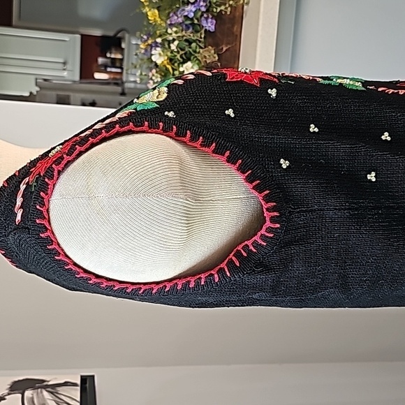 VICTORIA JONES, blank with red and green enbroidery. Size PS Chico - Picture 4 of 11